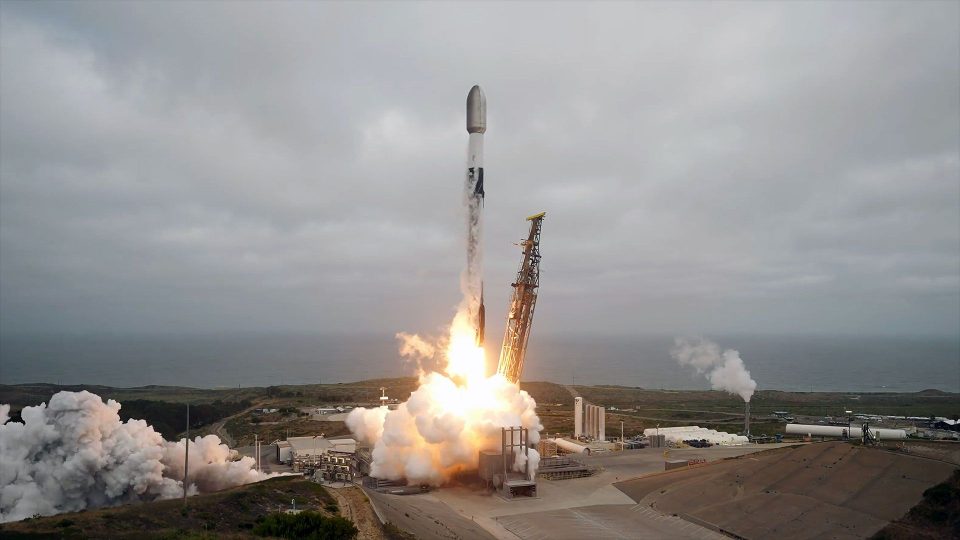 SpaceX supera los 10.700 satélites Starlink activos tras un nuevo lanzamiento desde California