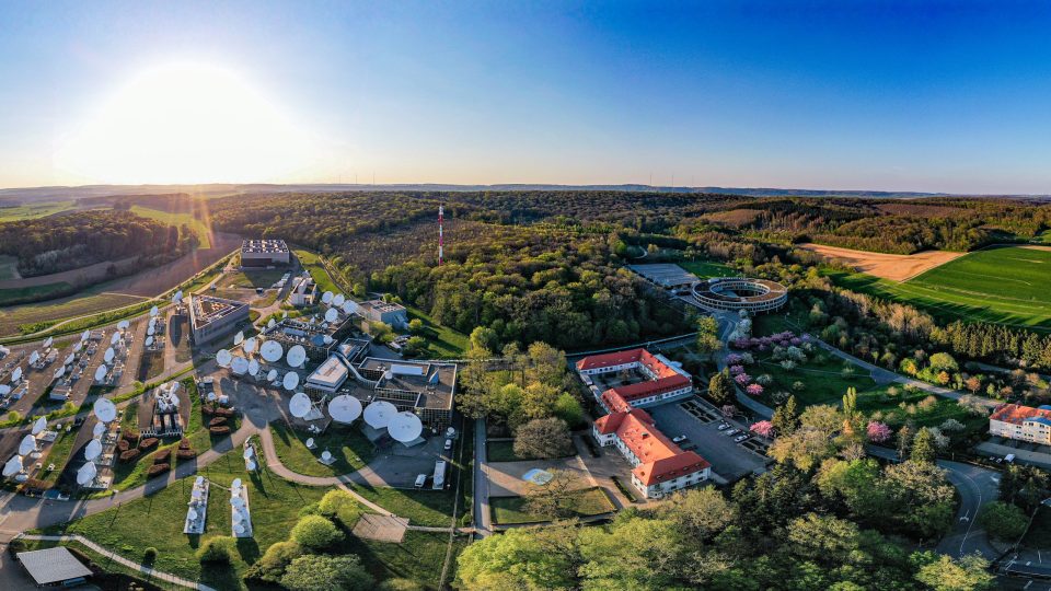 La subasta del espectro C-band superior promete más de 6.000 millones de dólares y un nuevo impulso para los satélites geoestacionarios