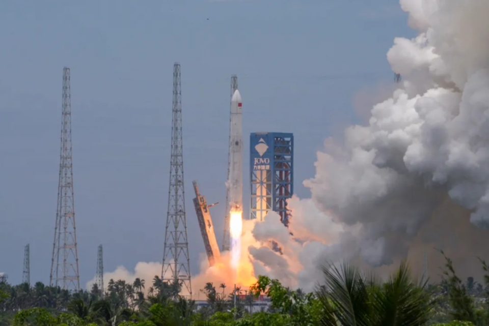 China se convierte en el segundo país del mundo en recuperar un cohete orbital con el Long March 10B