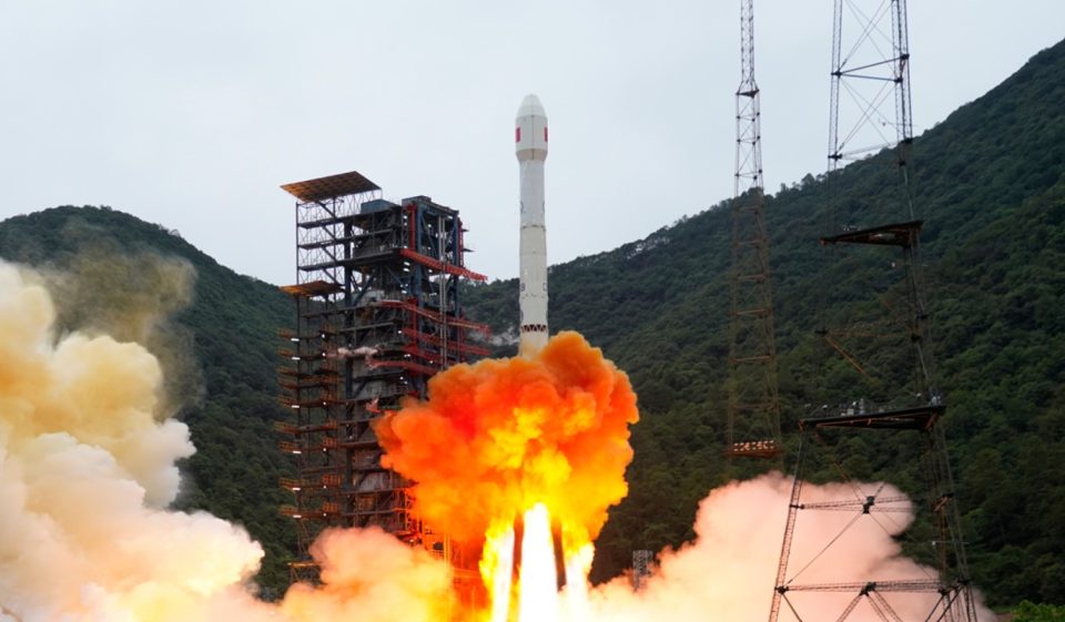 El satélite chino Shijian-31 vigila el cinturón geoestacionario desde una órbita sin precedentes