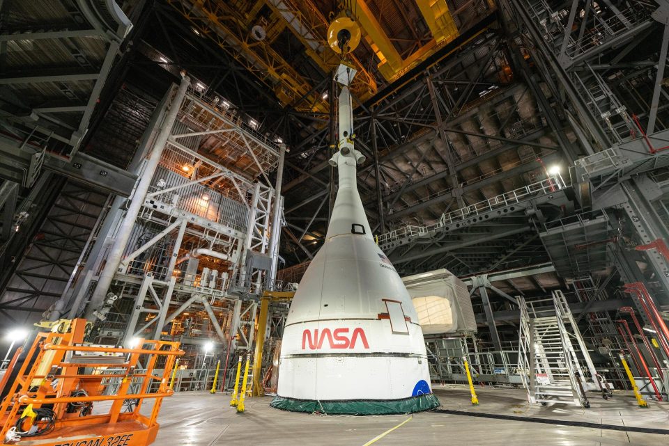 NASA mantiene dos arquitecturas de alunizaje para 2028 y encarga un traje lunar más ligero