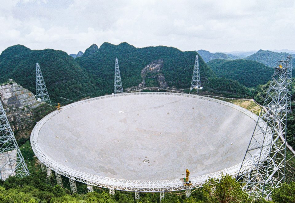 Astrónomos detectan un objeto con 2.000 millones de masas solares en hidrógeno y sin luz estelar detectable