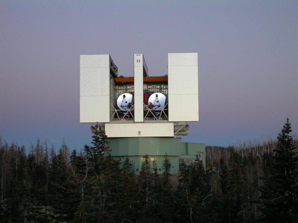 El telescopio LBT cifra el helio primordial en el 24,58% de la masa del cosmos