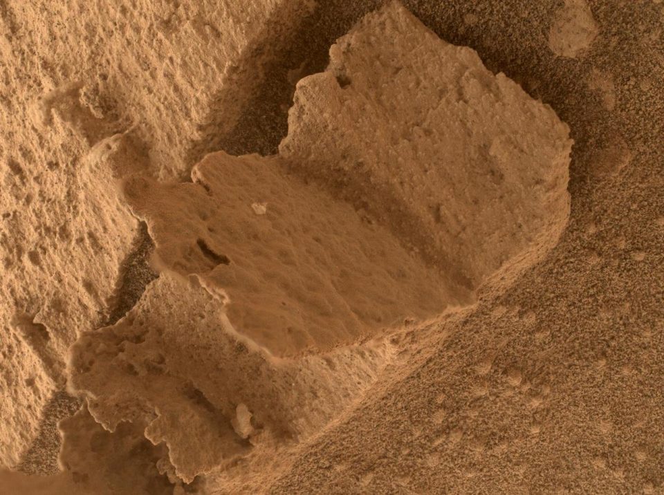 Curiosity se prepara para perforar 'Nazca', un bloque marciano con formas en disco y aguja