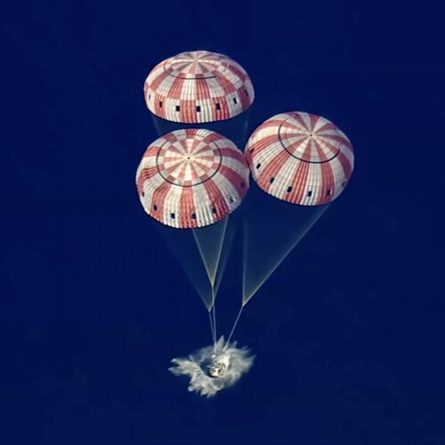 Cuatro astronautas regresan a casa tras una audaz misión alrededor de la Luna