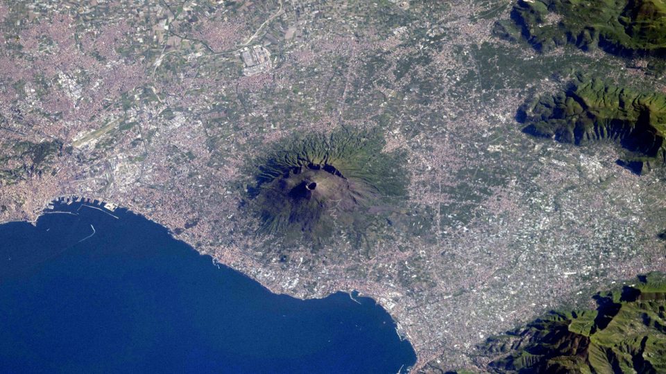 El Vesubio desde el espacio: cuando los volcanes revelan su belleza orbital
