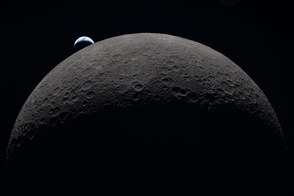 Los astronautas del Artemis 2 presencian impactos de micrometeoritos en la Luna que emocionan a los científicos de la NASA