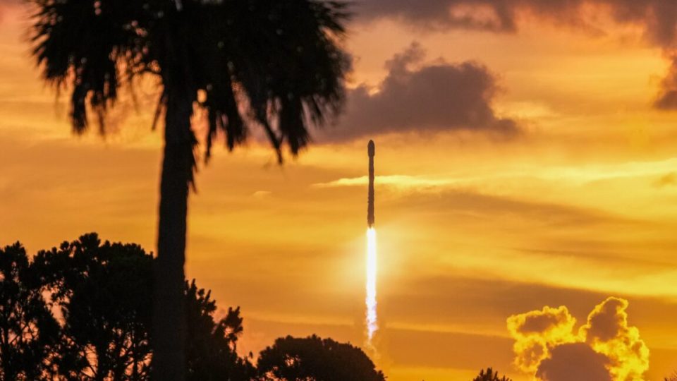 NASA acelera el ensamblaje del SLS mientras Blue Origin enfrenta las consecuencias de su explosión