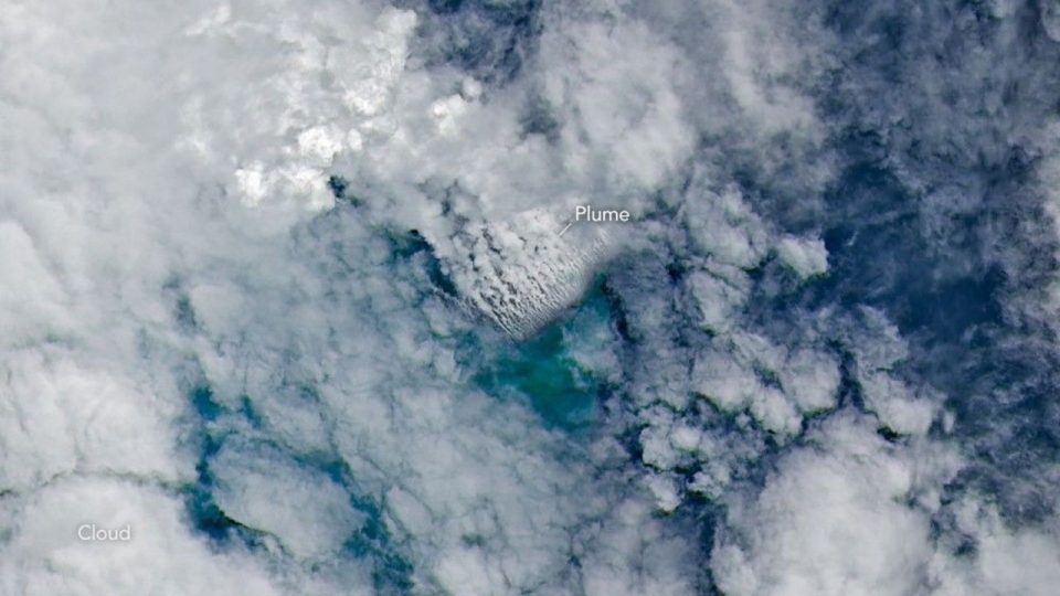 Un volcán submarino erupciona en secreto: los satélites captan lo invisible del fondo oceánico