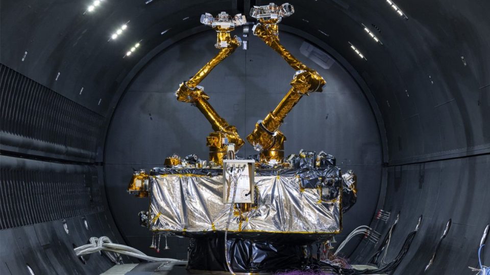 DARPA prepara satélite robótico para reparar naves espaciales en órbita geoestacionaria