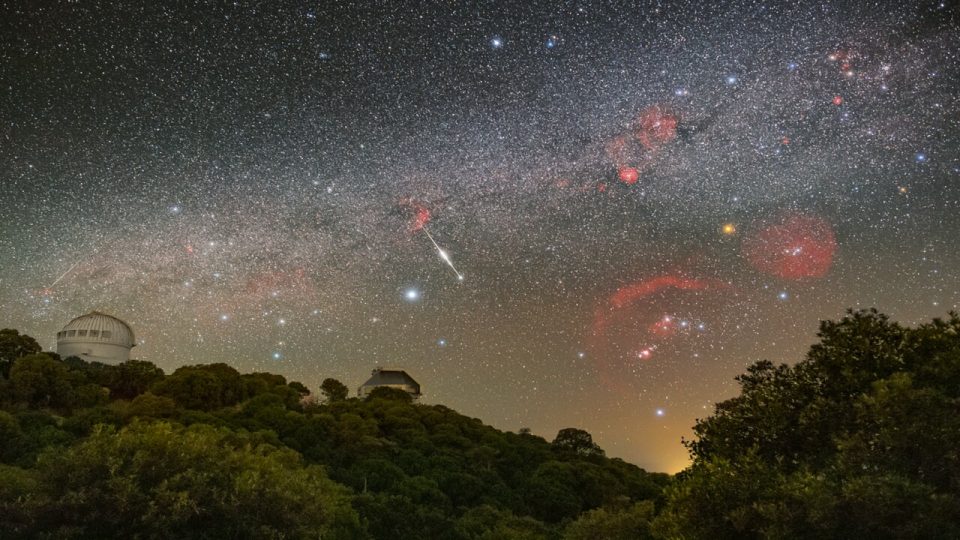 Un meteoro ilumina el cielo nocturno sobre el Observatorio Nacional de Kitt Peak