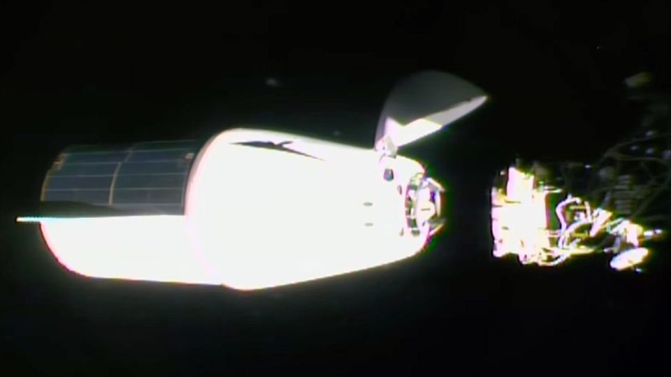 SpaceX Dragon entrega casi 3.000 kilos de suministros científicos a la Estación Espacial Internacional