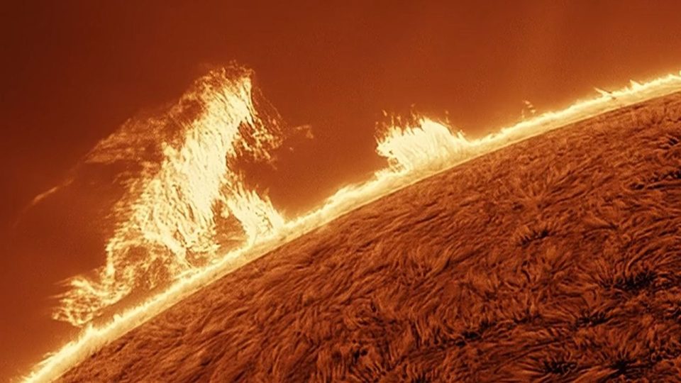 Un astrofotógrafo capta una colosal nube de plasma 'Godzilla' acechando el borde del Sol