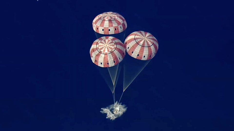 Cuatro astronautas regresan a casa tras una audaz misión alrededor de la Luna