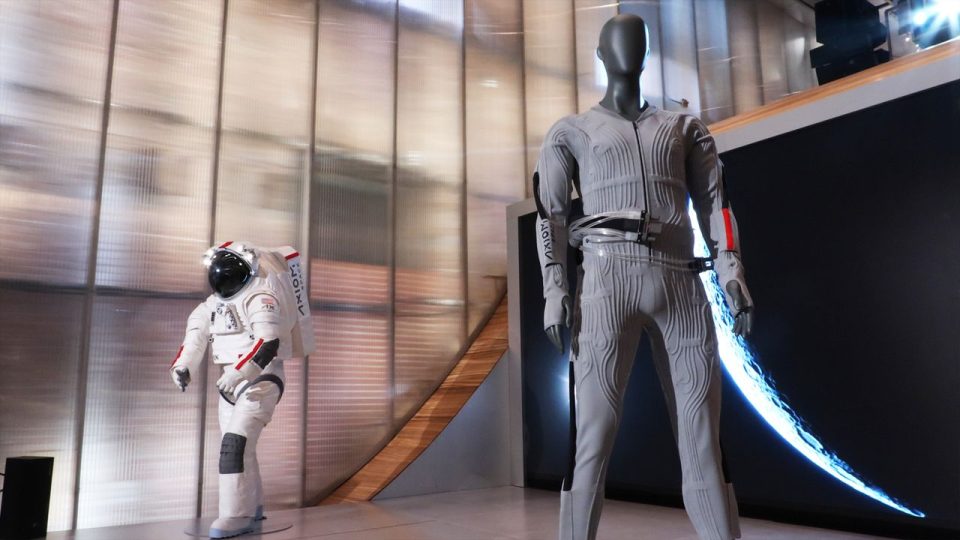 Prada diseña la ropa interior espacial: el traje de refrigeración que llevará la moda a la Luna