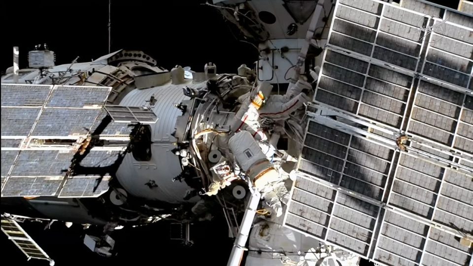 Cosmonautas rusos instalan telescopio solar en la EEI durante una caminata espacial de seis horas