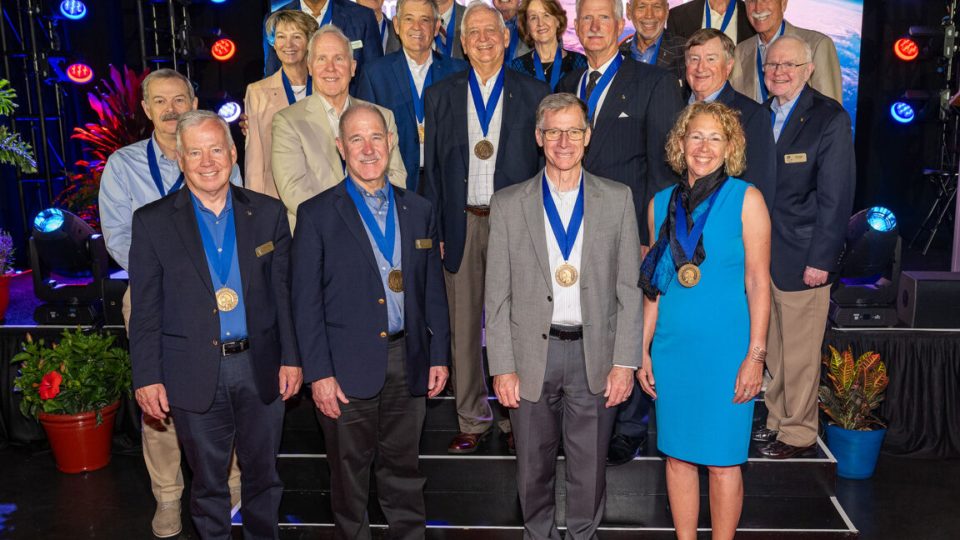 Dos veteranos astronauts del programa Space Shuttle ingresan al Salón de la Fama de los Astronautas