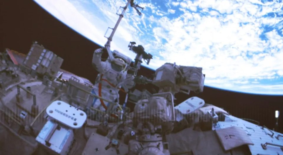 La tripulación de Shenzhou-21 completa su tercera caminata espacial y extiende su misión un mes más