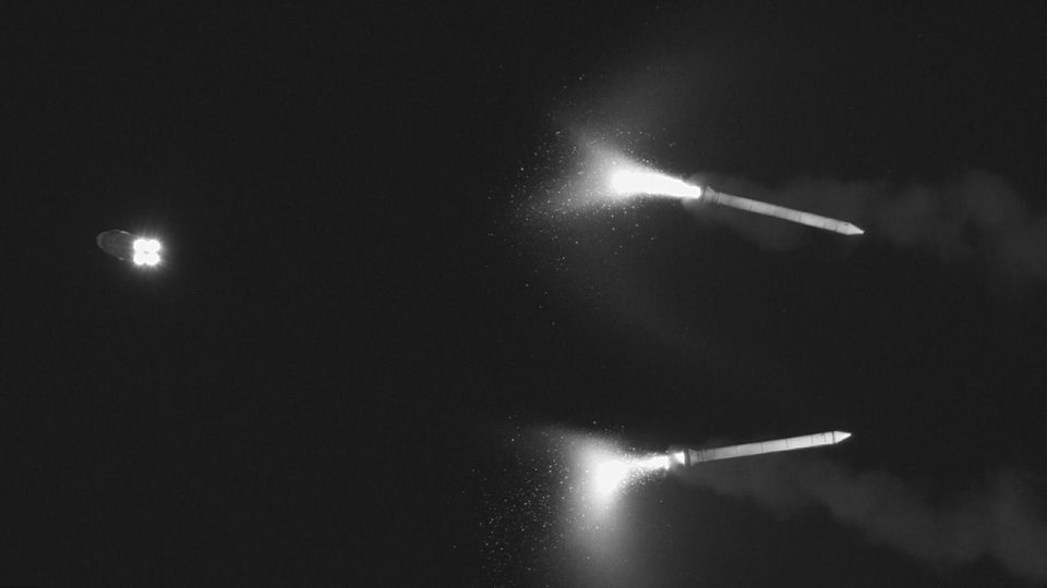 Los propulsores gemelos de Artemis 2 capturados en pleno vuelo tras su separación