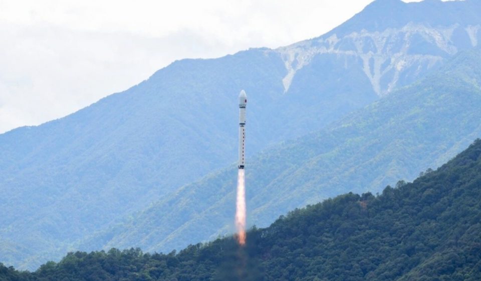 China alcanza los 26 lanzamientos anuales con una triple misión que incluye el satélite pakistaní PRSC-EO3