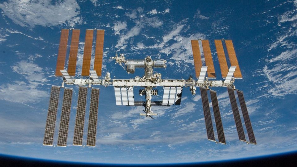 Astronautas de la ISS se refugian en Dragon mientras los cosmonautas intentan reparar una fuga de aire persistente