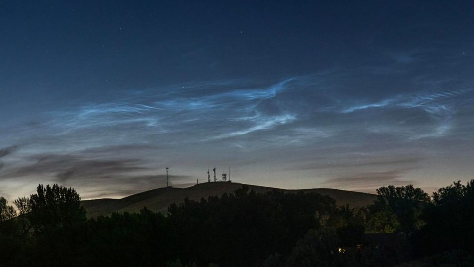 Las misteriosas nubes noctilucentes iluminan de nuevo nuestros cielos: el fenómeno más esquivo del firmamento regresa este verano