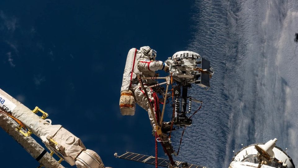Dos cosmonautas rusos protagonizan una caminata espacial de cinco horas en la Estación Espacial Internacional