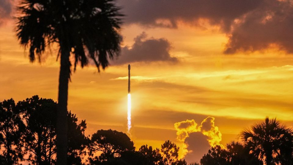 SpaceX bate récord con dos lanzamientos Starlink desde ambas costas estadounidenses en menos de 20 horas