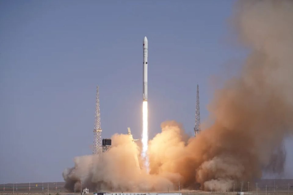 China sorprende al mundo con el lanzamiento inaugural del cohete reutilizable Long March 12B