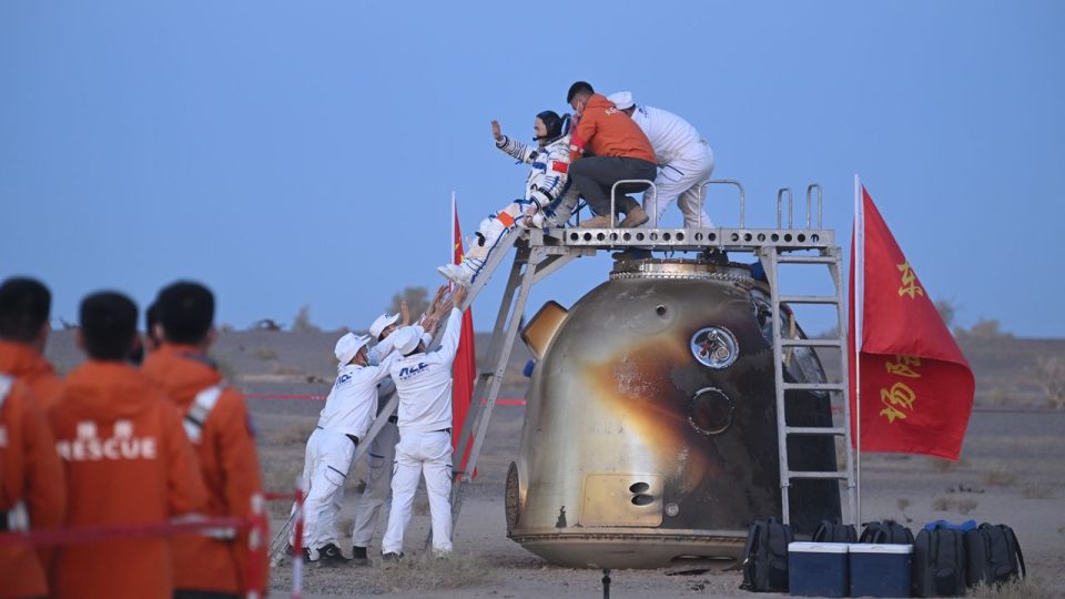 Los astronautas de la Shenzhou 21 regresan a la Tierra tras una misión récord llena de imprevistos